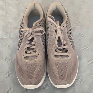 Nike Women's gray Revolution 3 sneakers size 10